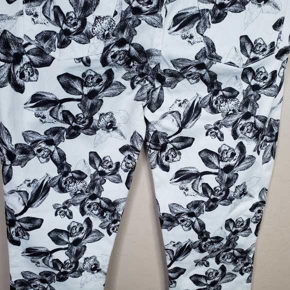 7 For All Man Kind Jen 7 White With Black Flowers Cropped Skinny Jean Sz 2 - Picture 10 of 11